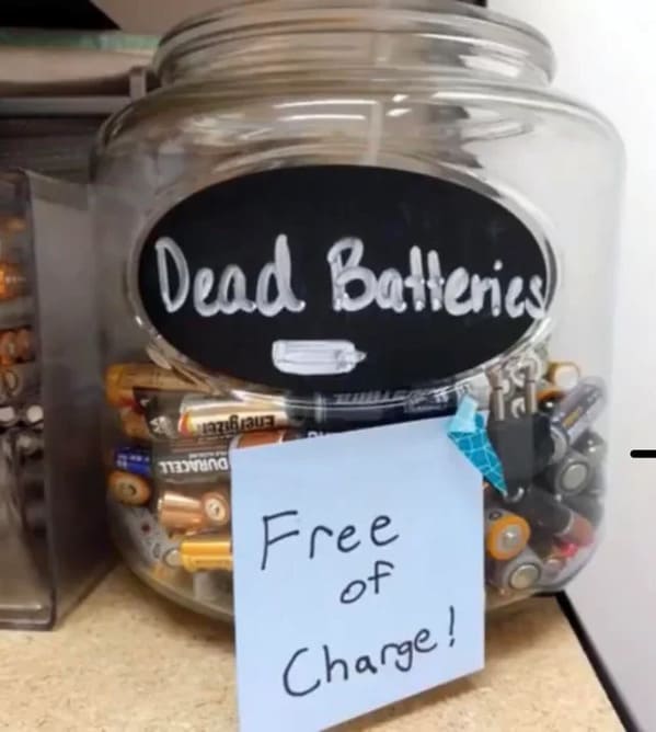 funny pics - dead batteries free of charge