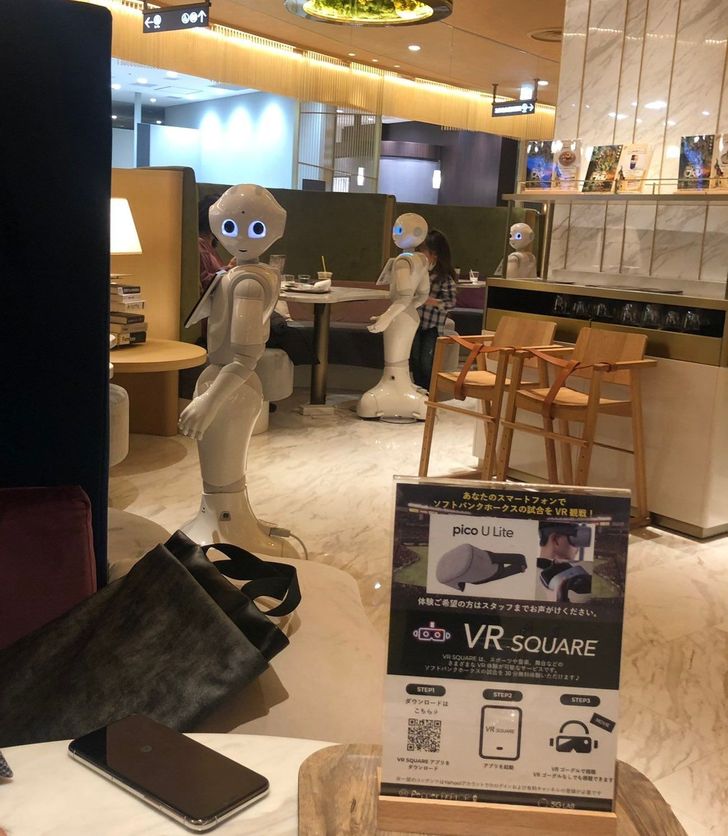 This is how most movies about robots begin: I went to a cafe where a robot was serving each seat. The robot, who was sitting next to me, was looking at me with a void expression the whole time, which made me uncomfortable. © sahoobb / Twitter