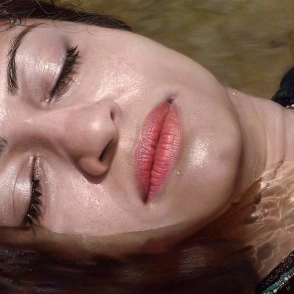 cool pics - hyper realistic oil painting of woman in water