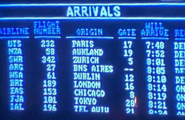 Die Hard 2 (1990).
“Auckland” is misspelled on the arrivals board at the airport.