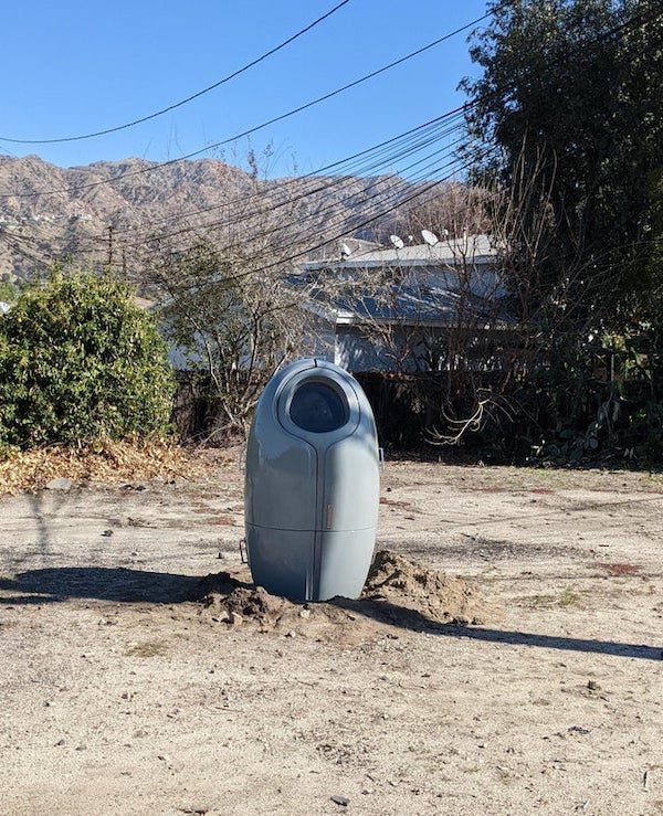 What is this thing that looks like superman’s pod? I saw while going for a walk in burbank, ca

A: An old prop from the show Colony? This looks a lot like the pods that “outliers” (highly skilled humans) were scooped up by the aliens to go fight other aliens.