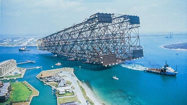 funny pics and memes - ships carrying huge piece of architecture