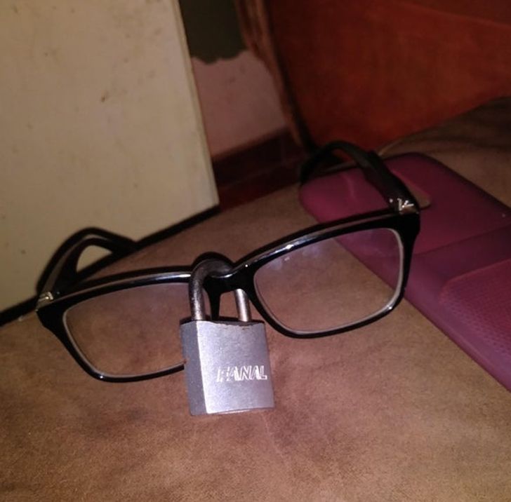 funny sibling pics - lock on glasses prank