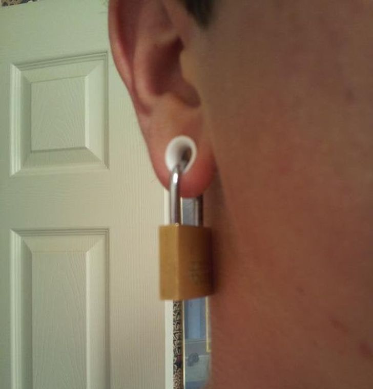 funny sibling pics - lock on gauged ear lobe prank