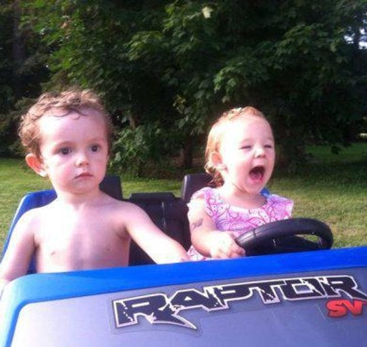 funny sibling pics - kid scarred of his sister's driving