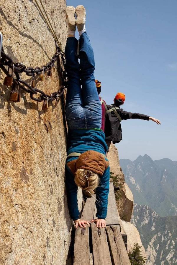 funny pics and memes - mount hua person doing handstand while mountain climbing