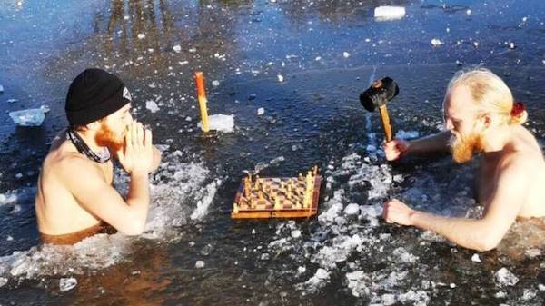 funny pics and memes - guys playing chess in frozen lake