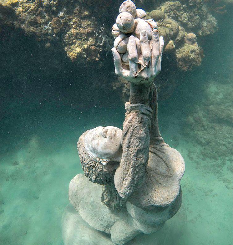 funny pics and memes - underwater sculpture beautiful woman