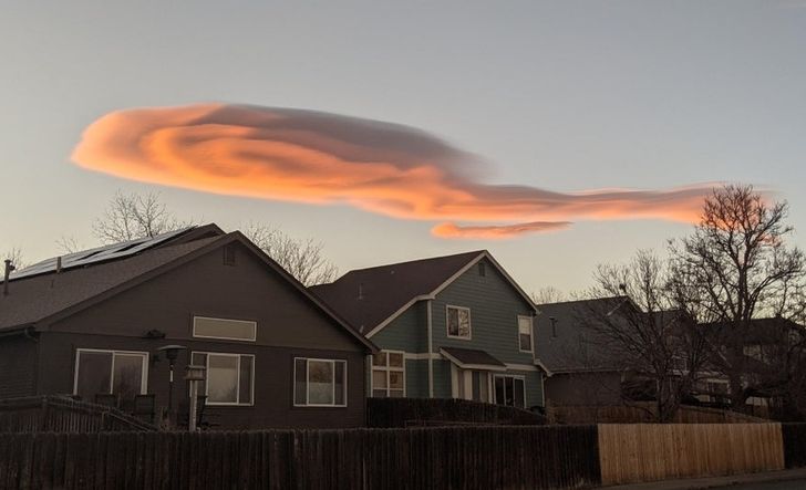 A cloud that looks badly edited in the sky