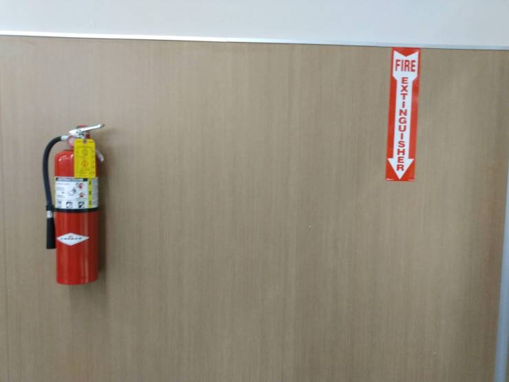 funny pics - fire extinguisher not hanging beneath fire extinguisher sign