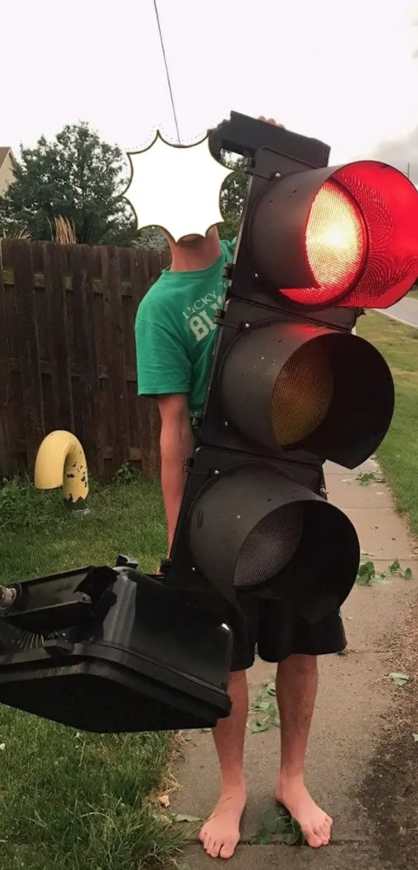 funny pics - man holding huge stoplight