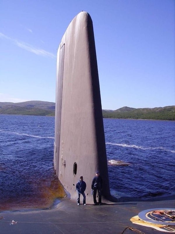 funny pics - world's largest submarine