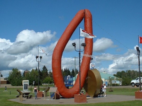 funny pics - statue of world's largest longest sausage