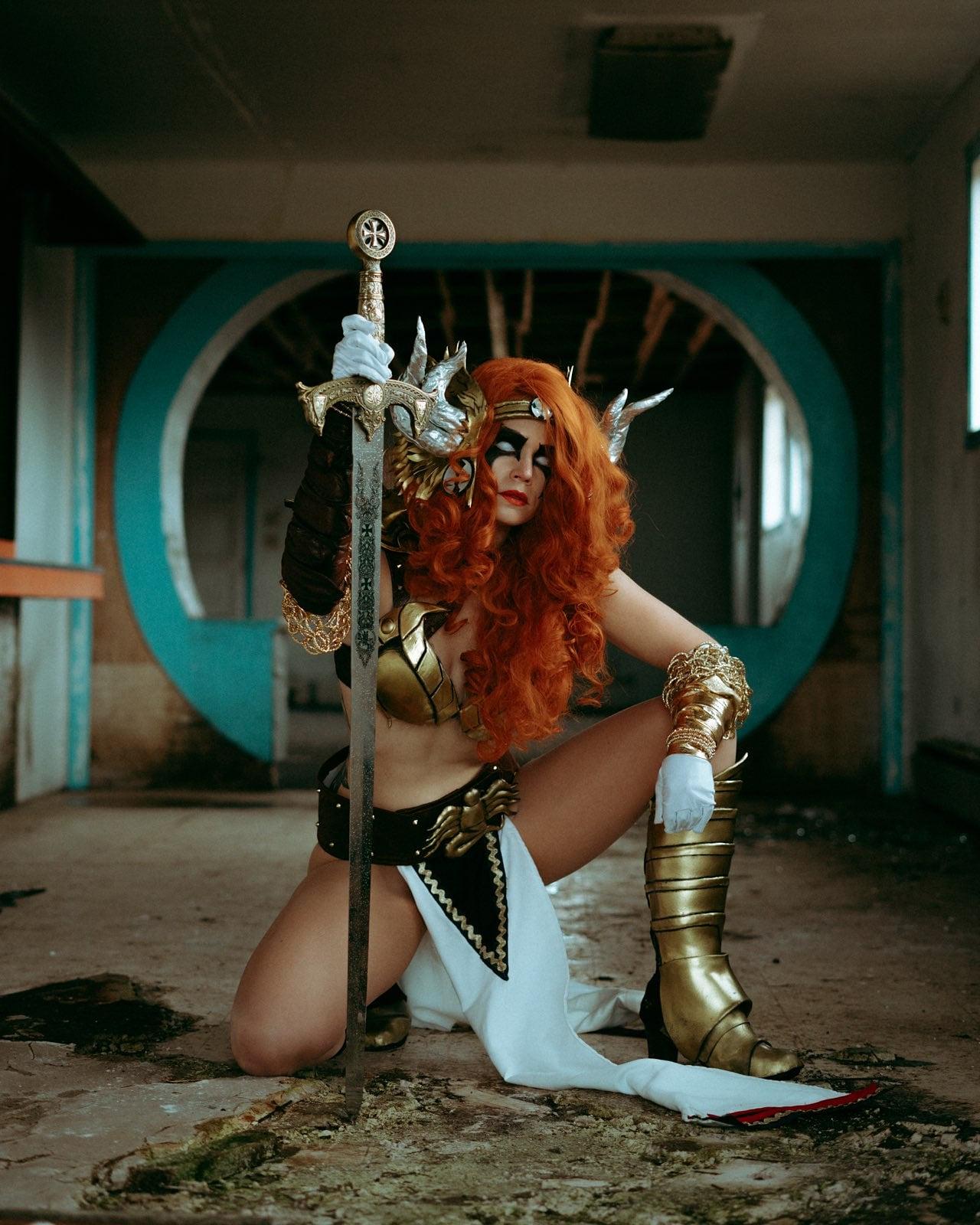 funny pics - girl cosplay with sword