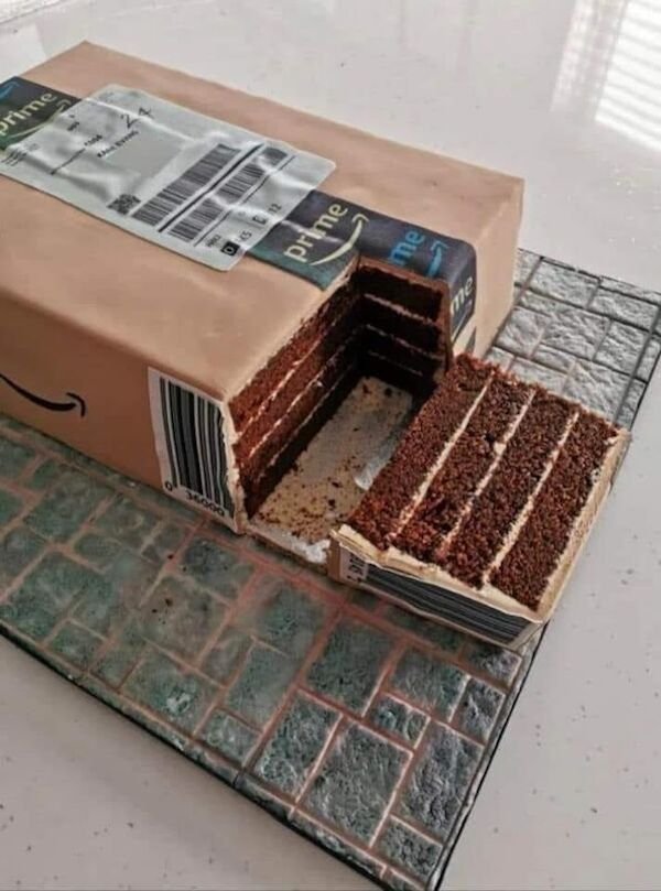 funny pics - birthday cake looks like amazon package