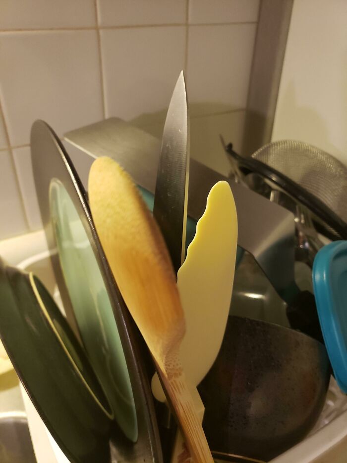 funny bad roommate pics - knife stored in dangerous place