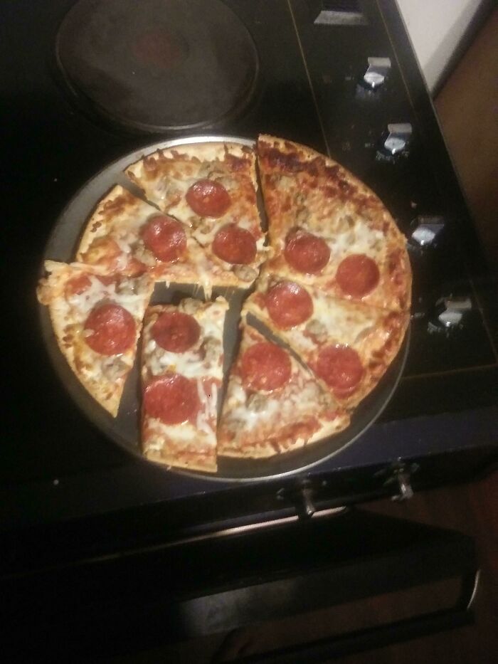 funny bad roommate pics - pizza cut annoyingly