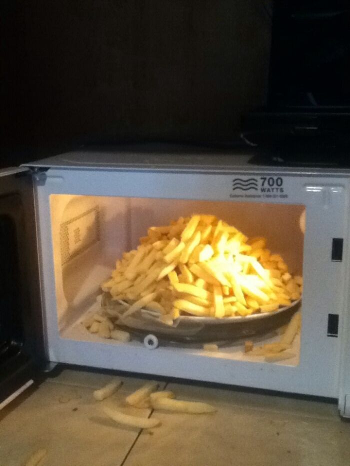 funny bad roommate pics - microwave filled with pile of french fries