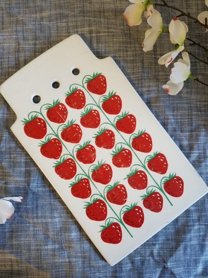 “A 1960s Scandinavian Pomona strawberry cutting board for $3 bucks, worth over $100!”