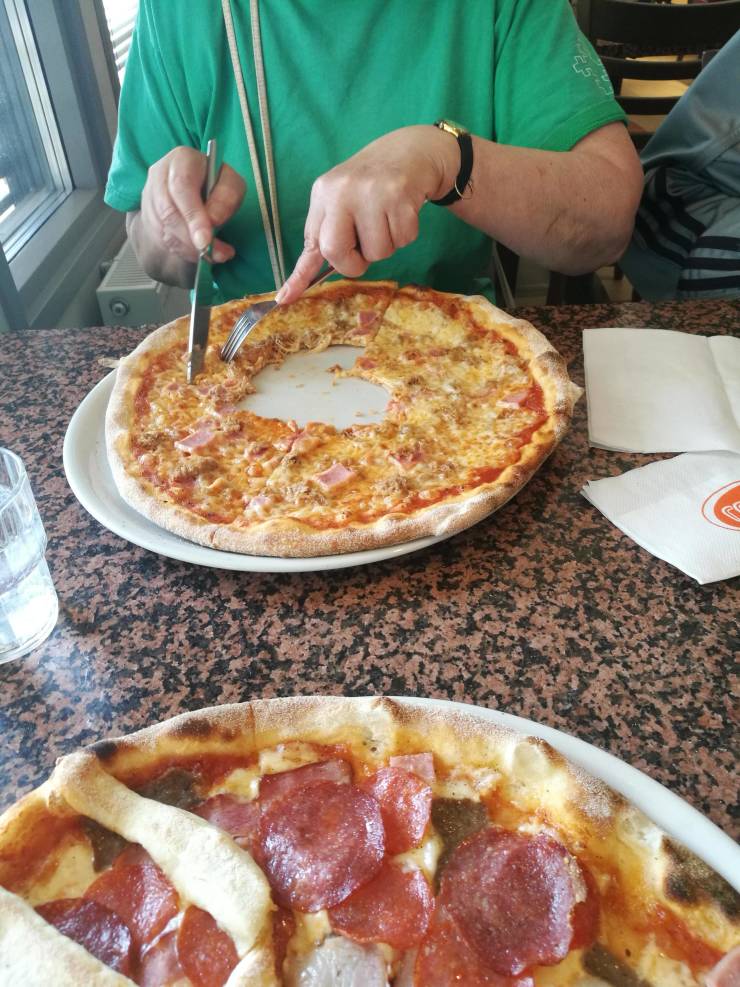 eating pizza with knife and fork