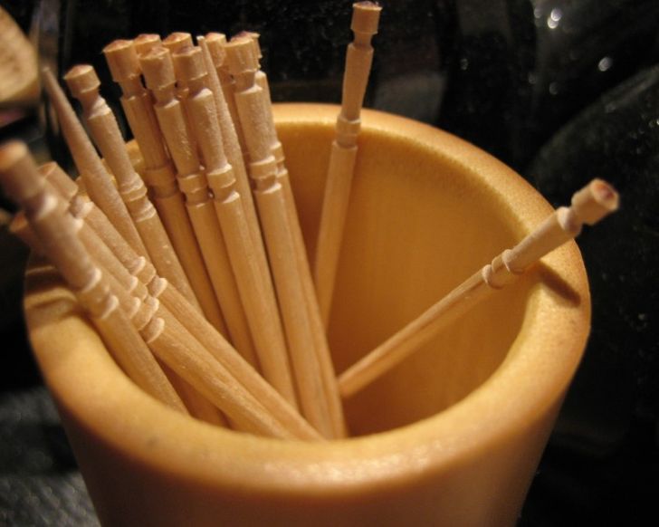 Some toothpicks have little grooves where we hold them, but they’re not just to make them look fancy. Their real purpose is to serve as a holder for a used toothpick. You just have to break it off and you can rest the used part on it so that it doesn’t touch the table.