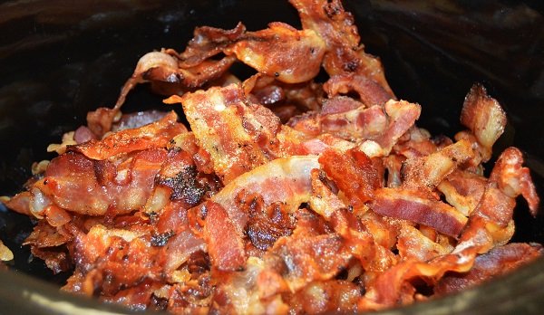 pile of cooked bacon strips