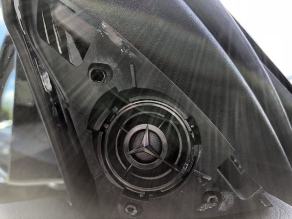 This Mercedes-Benz star can only be seen if you completely remove the speaker cover.