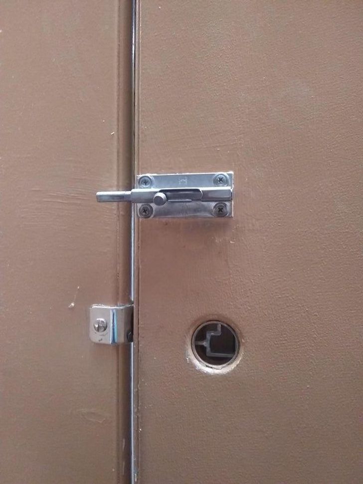 22 People Who Had One Job and Failed.