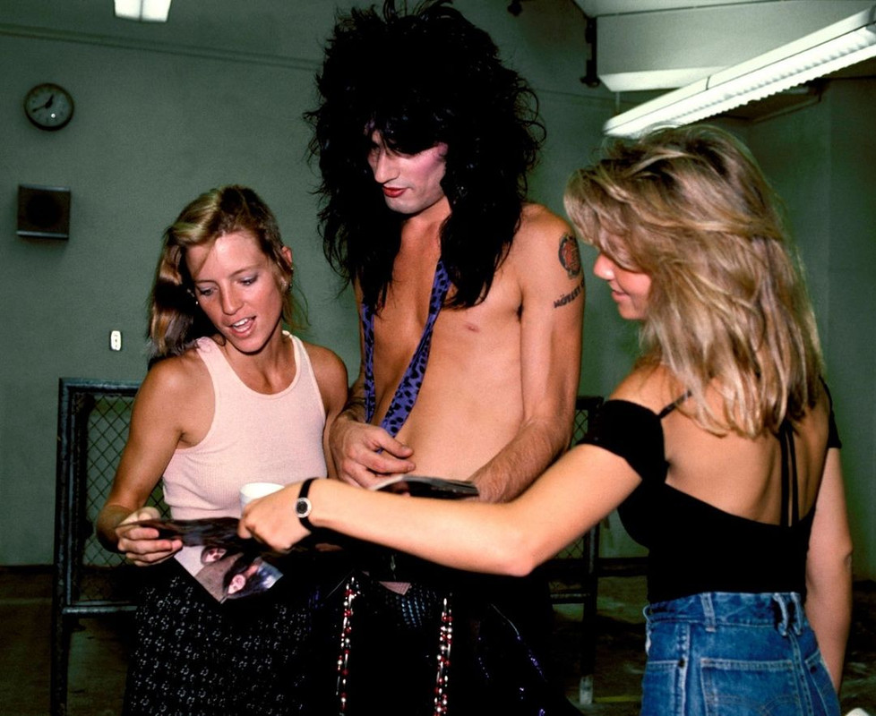 Mötley Crüe’s Tommy Lee and Heather Locklear greet a fan