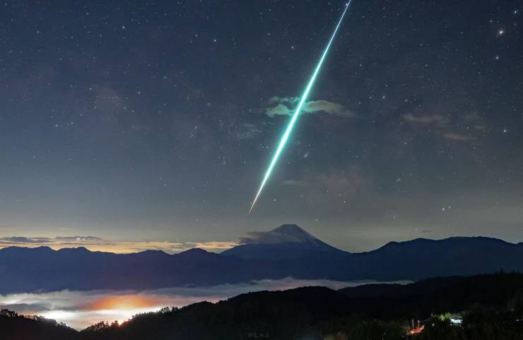 “The moment the meteorite fell near Mt. Fuji.”