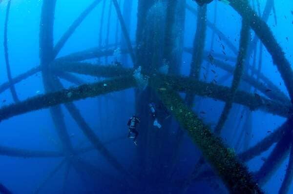 Look at the size of the divers compared to this underwater oil rig.