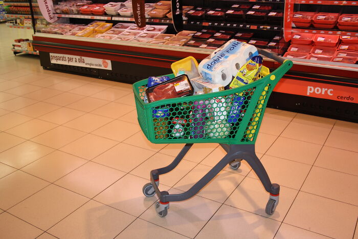 social etiquette rules - shopping cart filled with groceries