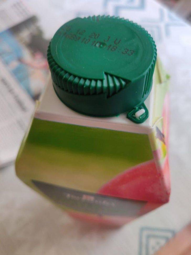 “The cap of this apple juice bottle has an engraved arrow, which indicates the direction of rotation to open it.”