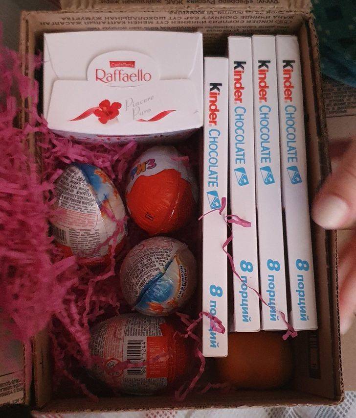 “My son was really upset because he bought the eggs on his pocket money. He decided to send an e-mail to the company telling them his story and asking them to sell him a Hulk figurine. They apologized and promised him to send the figurine for free. Today, we received this box.”