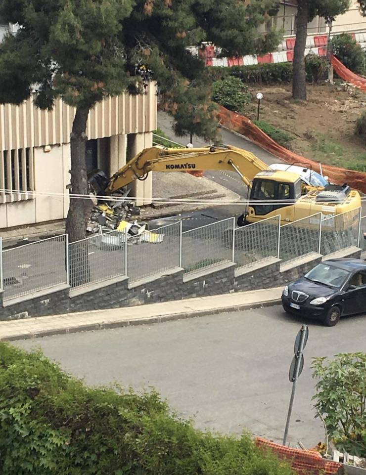 “Woke up at 3am to the sound of thiefs ripping an ATM out of the post office across the street using an excavator they highjacked from the construction site next door.”