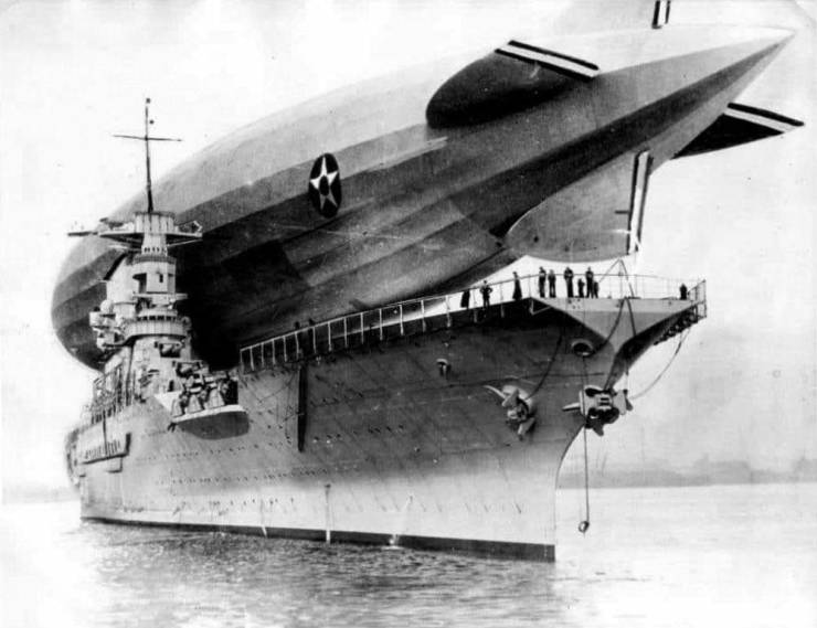 “USS Los Angeles airship lands on USS Saratoga, January 1928.”