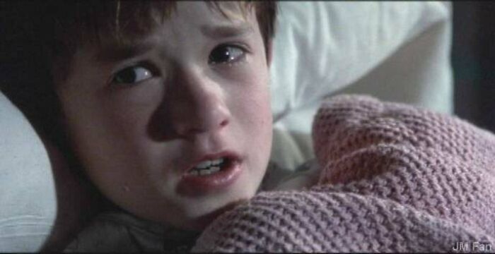 A prequel to Sixth Sense (1999), Fifth Sense, was cancelled after M Night Shyamalan was informed that being able to smell a dead person isn't particularly special