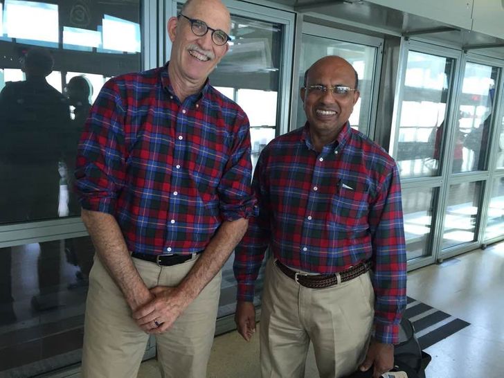 funny airport pics - two guys dressed the same at the airport