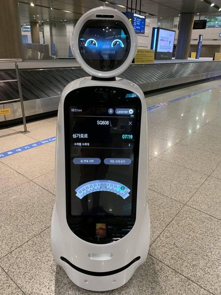 funny airport pics - helper robot at airport in seoul south korea