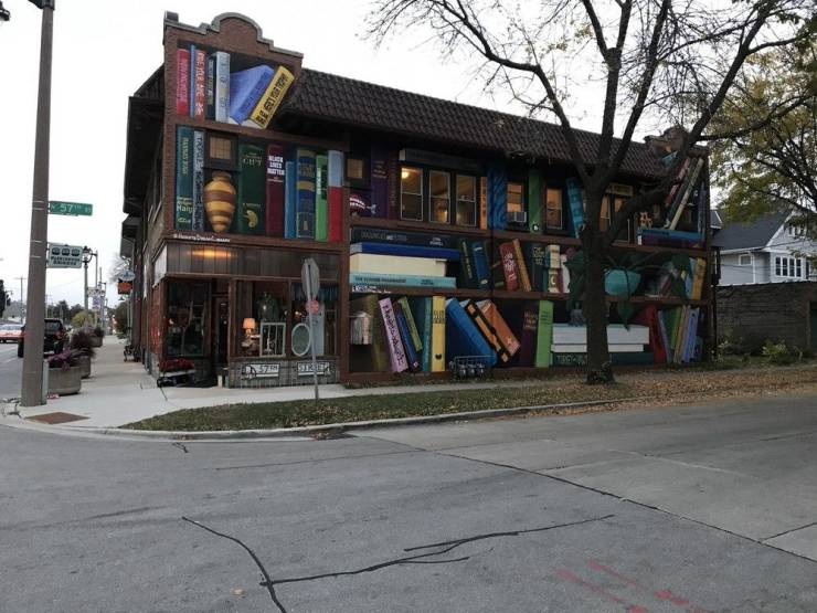 funny pics - book store painted to look like boods