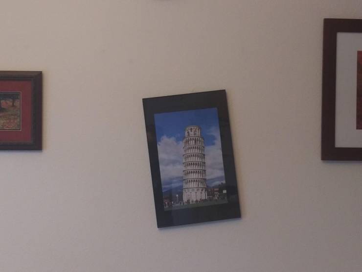 funny pics - crooked hanging picture of leaning tower of pisa