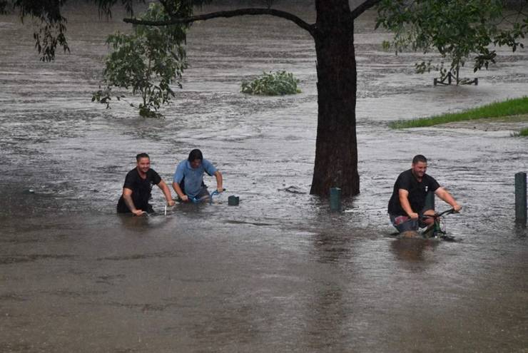 funny pics - Australia biking through a flood