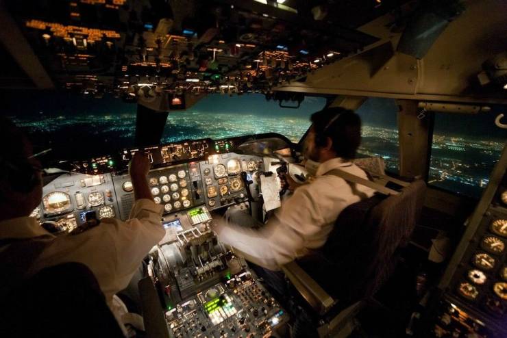 funny pics - boeing 747 cockpit night