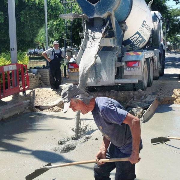 funny pics - guy pretending to throw up cement