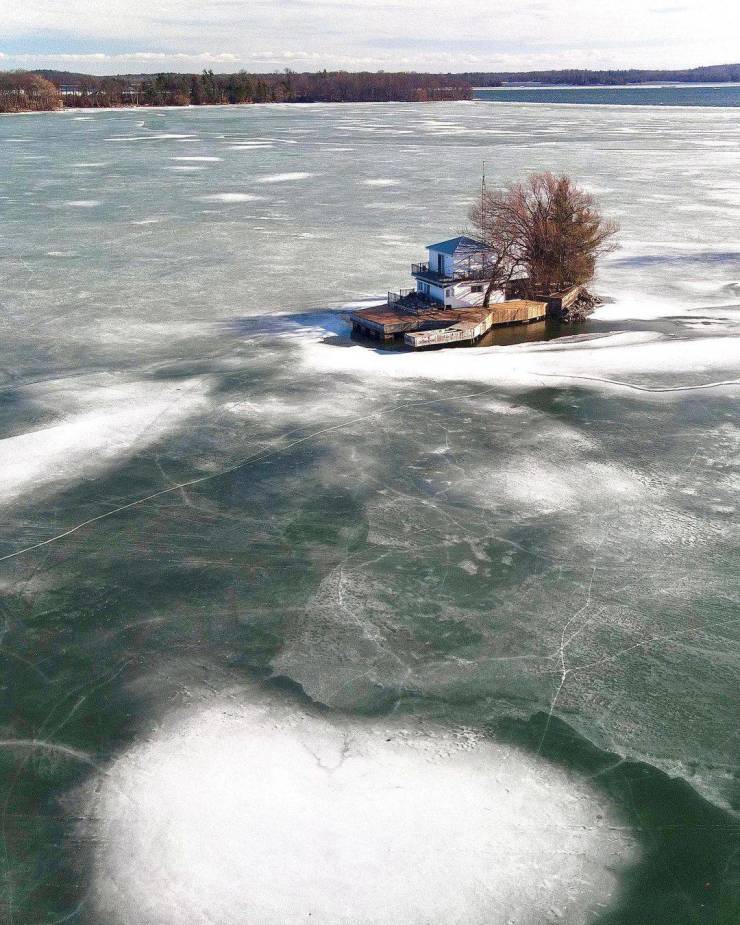 funny pics - tiny island in the frozen water