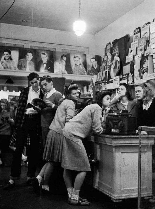 Teenagers listening to records, 1944