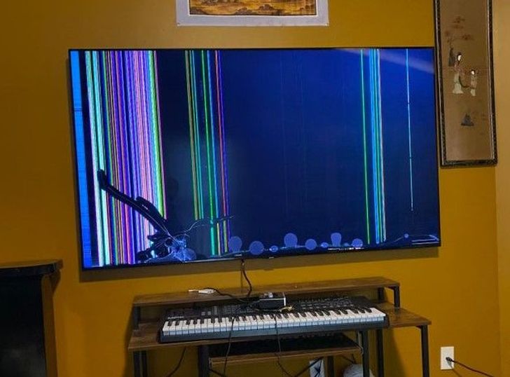 “Just got my 75 inch TV delivered, unboxed it, hung it up, turned it on, and this is what it looks like...”