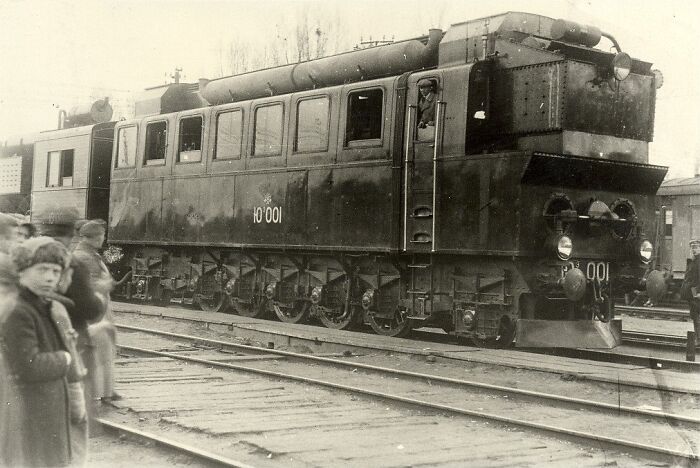 first diesel locomotive - 100 100.01