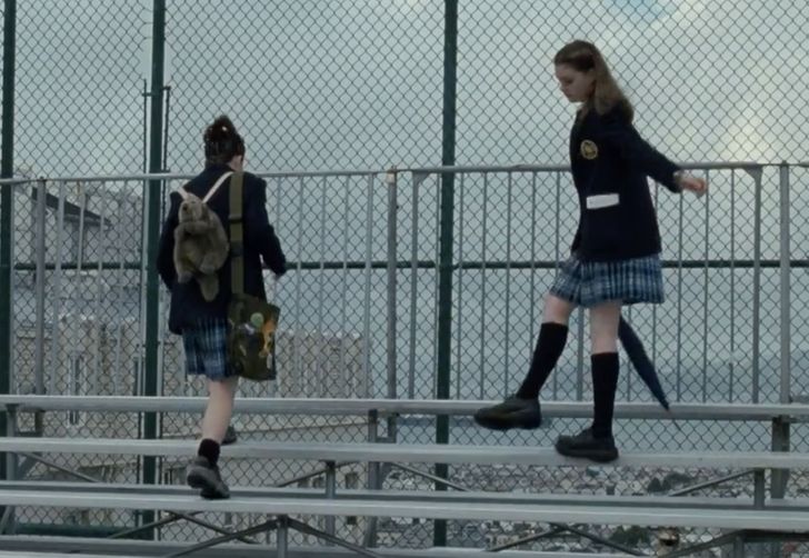 The scene in The Princess Diaries where Mia slips and falls on the bleachers was real. Anne Hathaway slipped while doing the scene and fell. Director Garry Marshall thought it was funny, so he inserted it in the final cut.