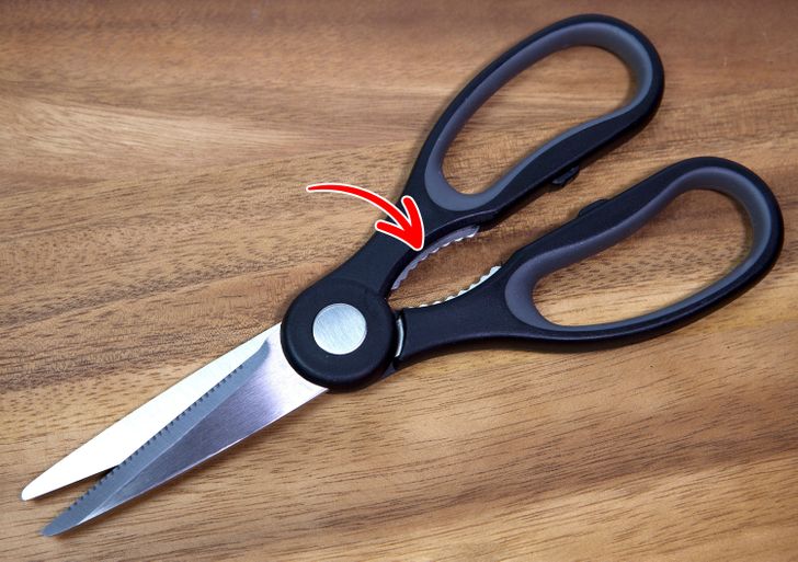 There are metal teeth in the middle of kitchen shears that you can use for multi-purposes.